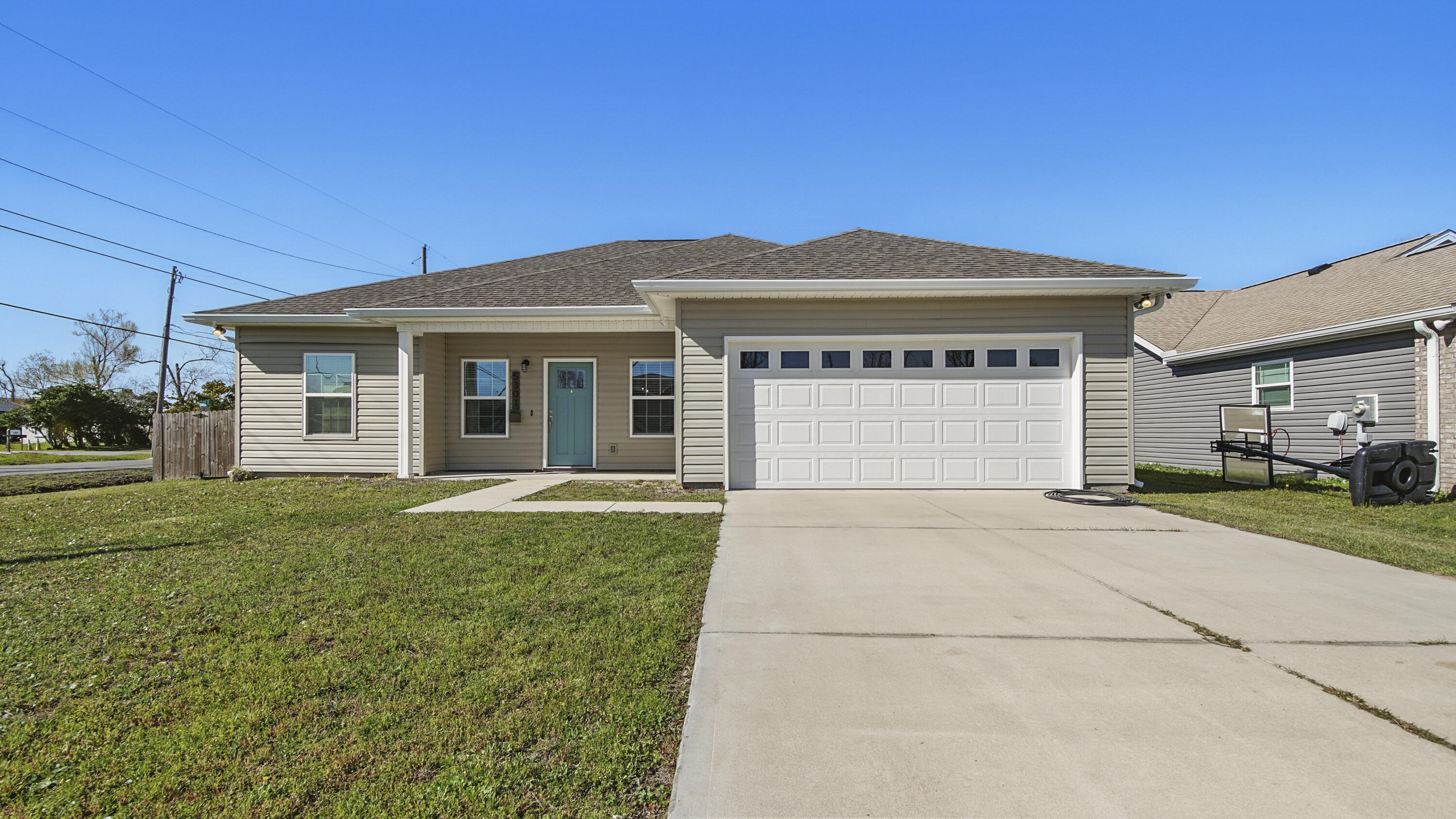 Beautiful Newer home on great corner lot, Close to Tyndall AFB, shopping, public transportation & Lots of Restaurants. This home offers Tile thru out living area and carpet in bedrooms, Custom Cabinets. Home has easy to care for Vinyl Siding, Open living area and is just waiting for a new family to call it theirs.... Don't miss it call me today for more information