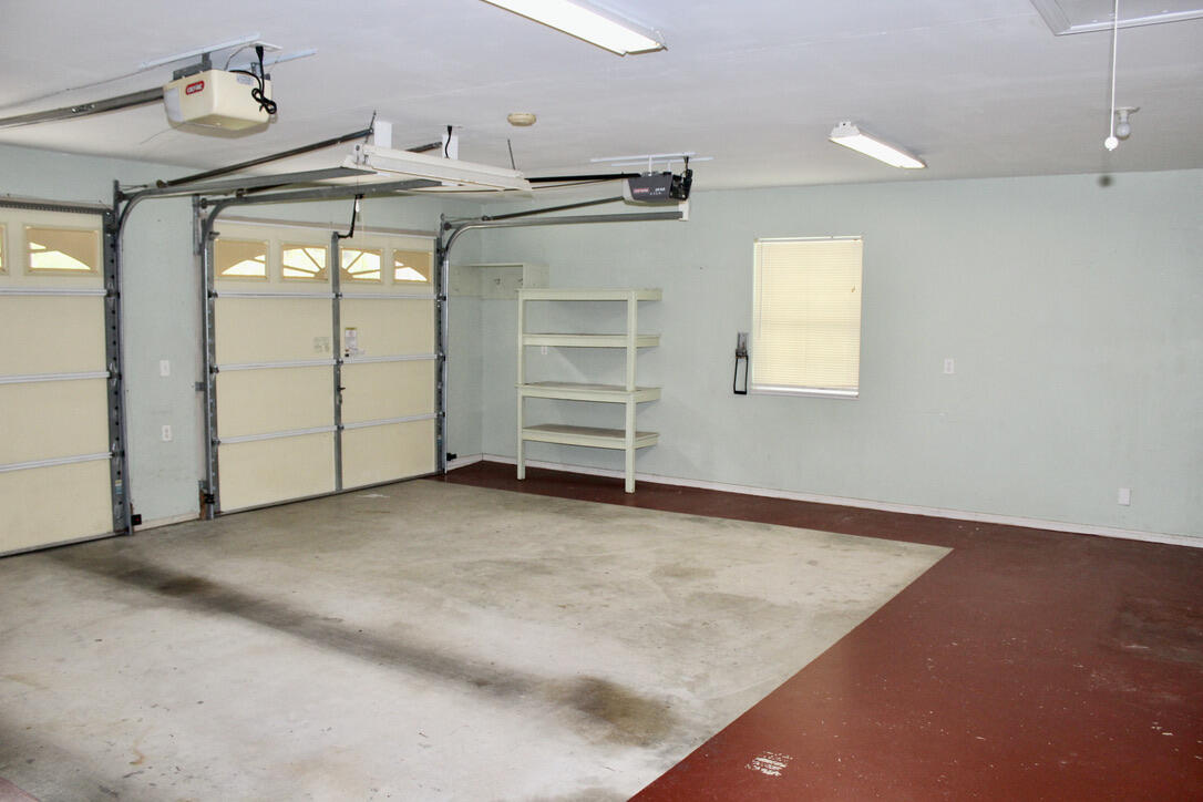 COUNTRY MANOR UNREC - Residential