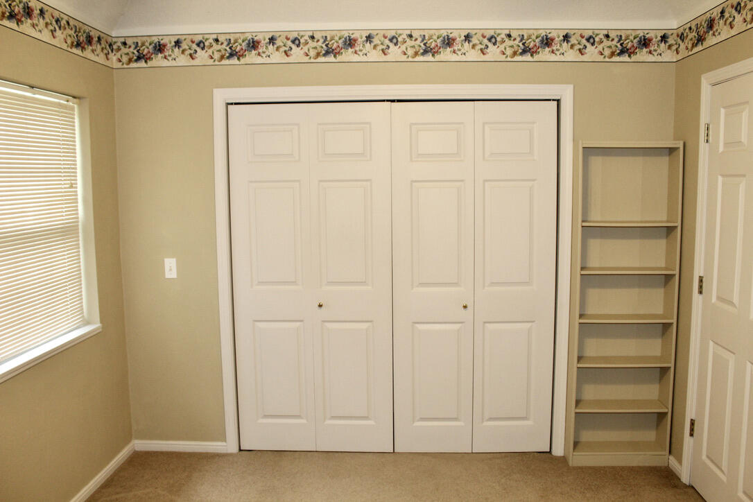 COUNTRY MANOR UNREC - Residential