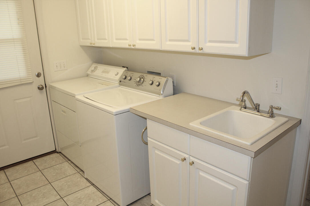 COUNTRY MANOR UNREC - Residential