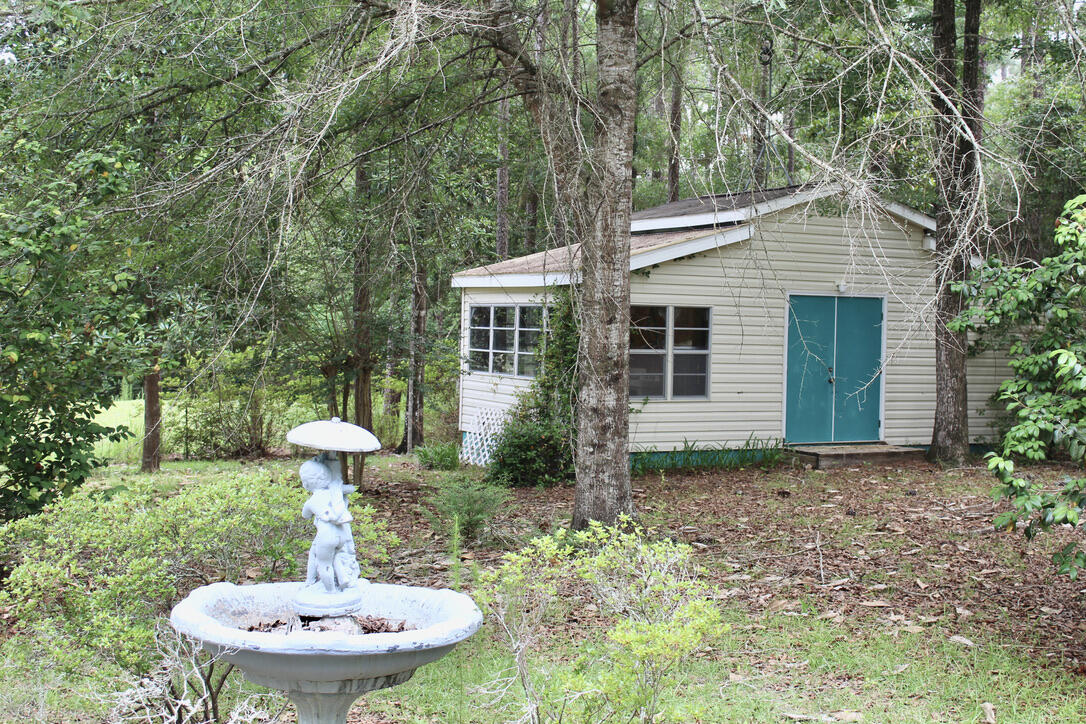 COUNTRY MANOR UNREC - Residential