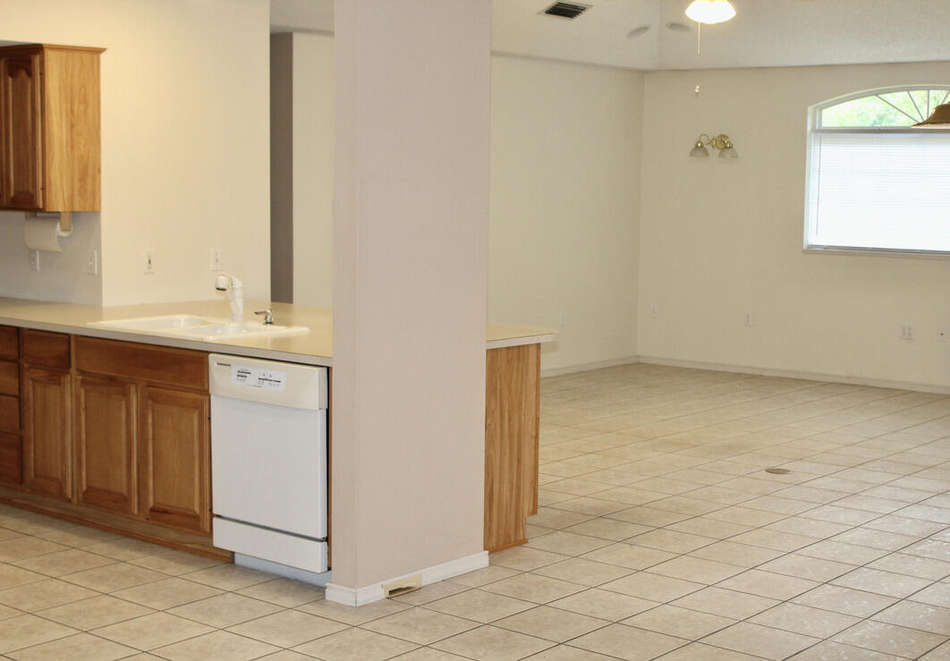 COUNTRY MANOR UNREC - Residential