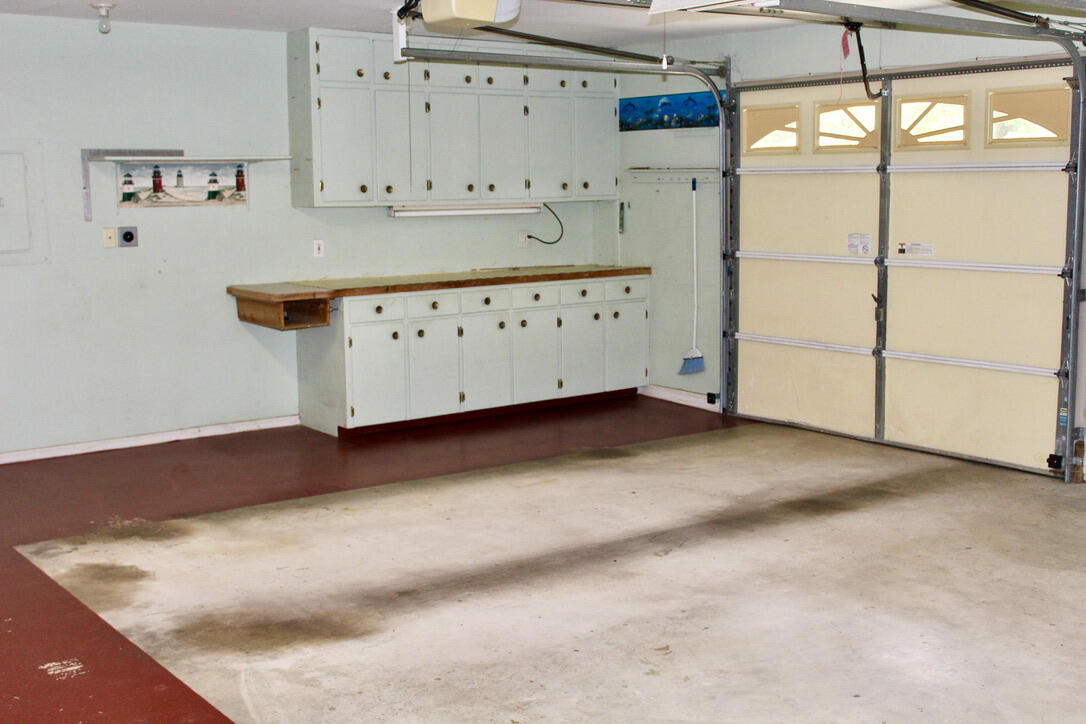 COUNTRY MANOR UNREC - Residential