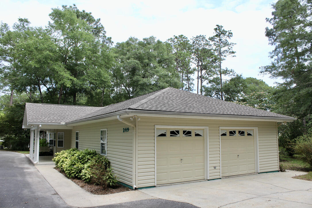 COUNTRY MANOR UNREC - Residential