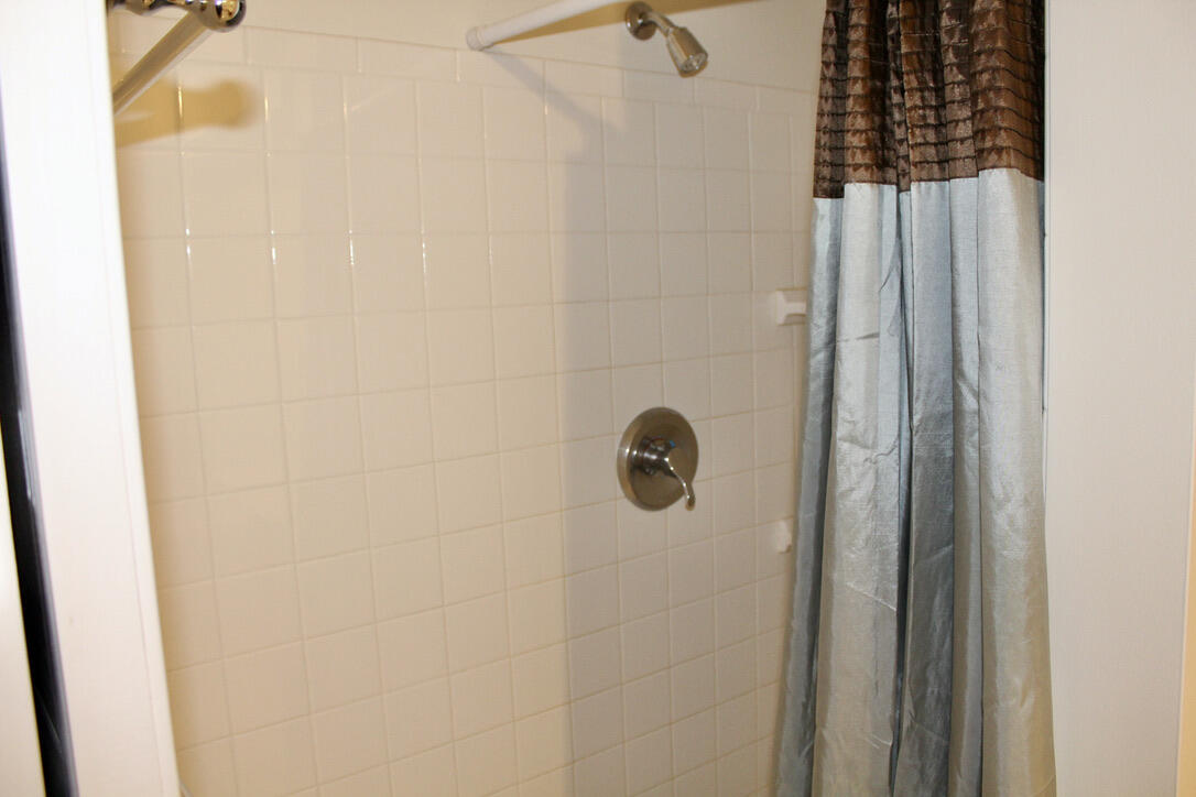 COUNTRY MANOR UNREC - Residential