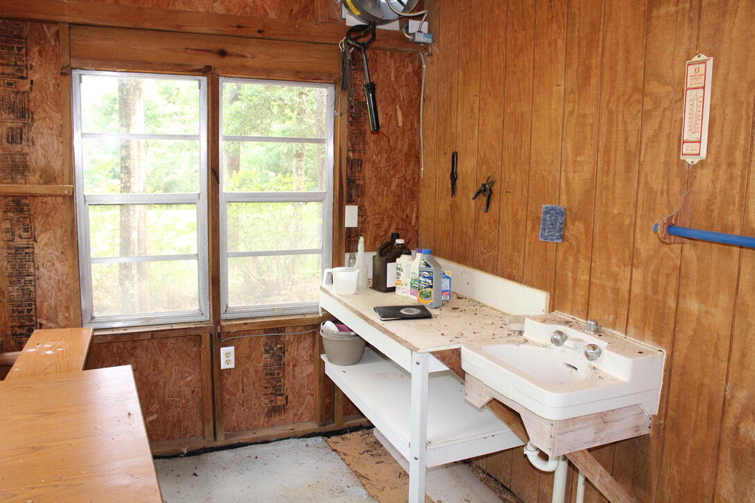 COUNTRY MANOR UNREC - Residential