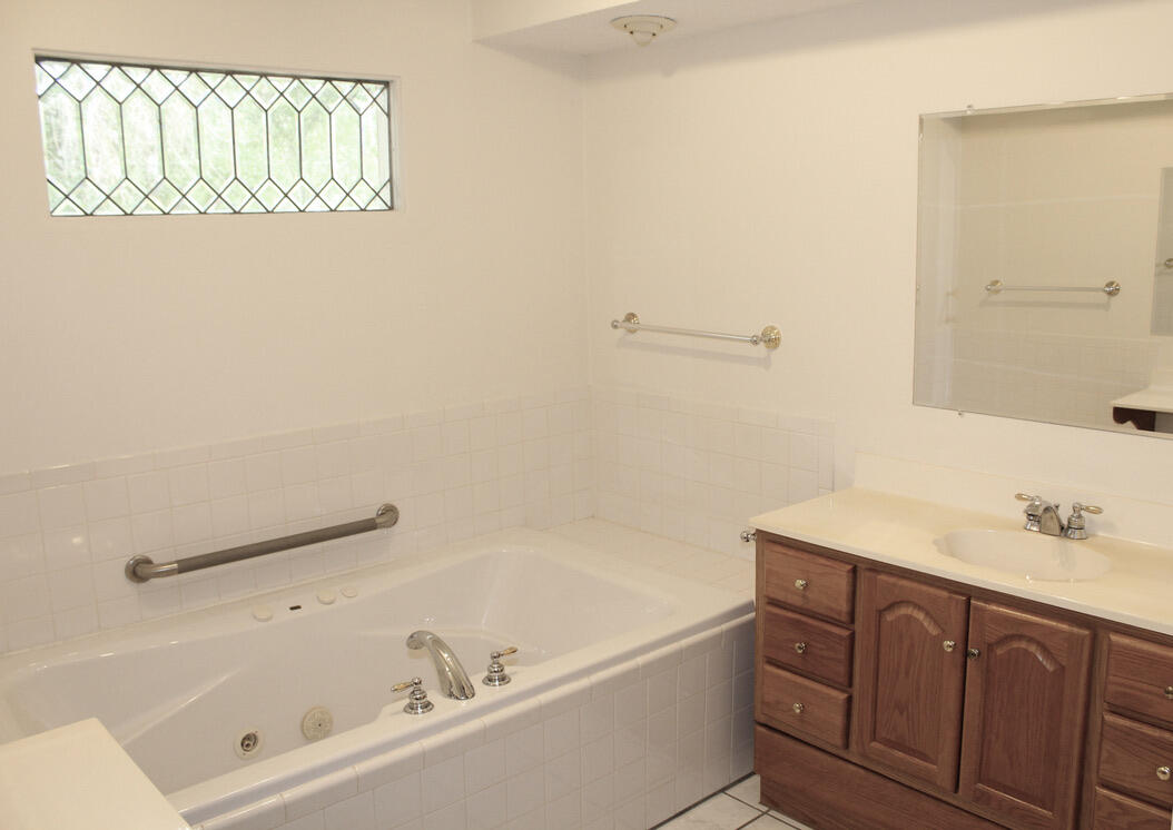 COUNTRY MANOR UNREC - Residential