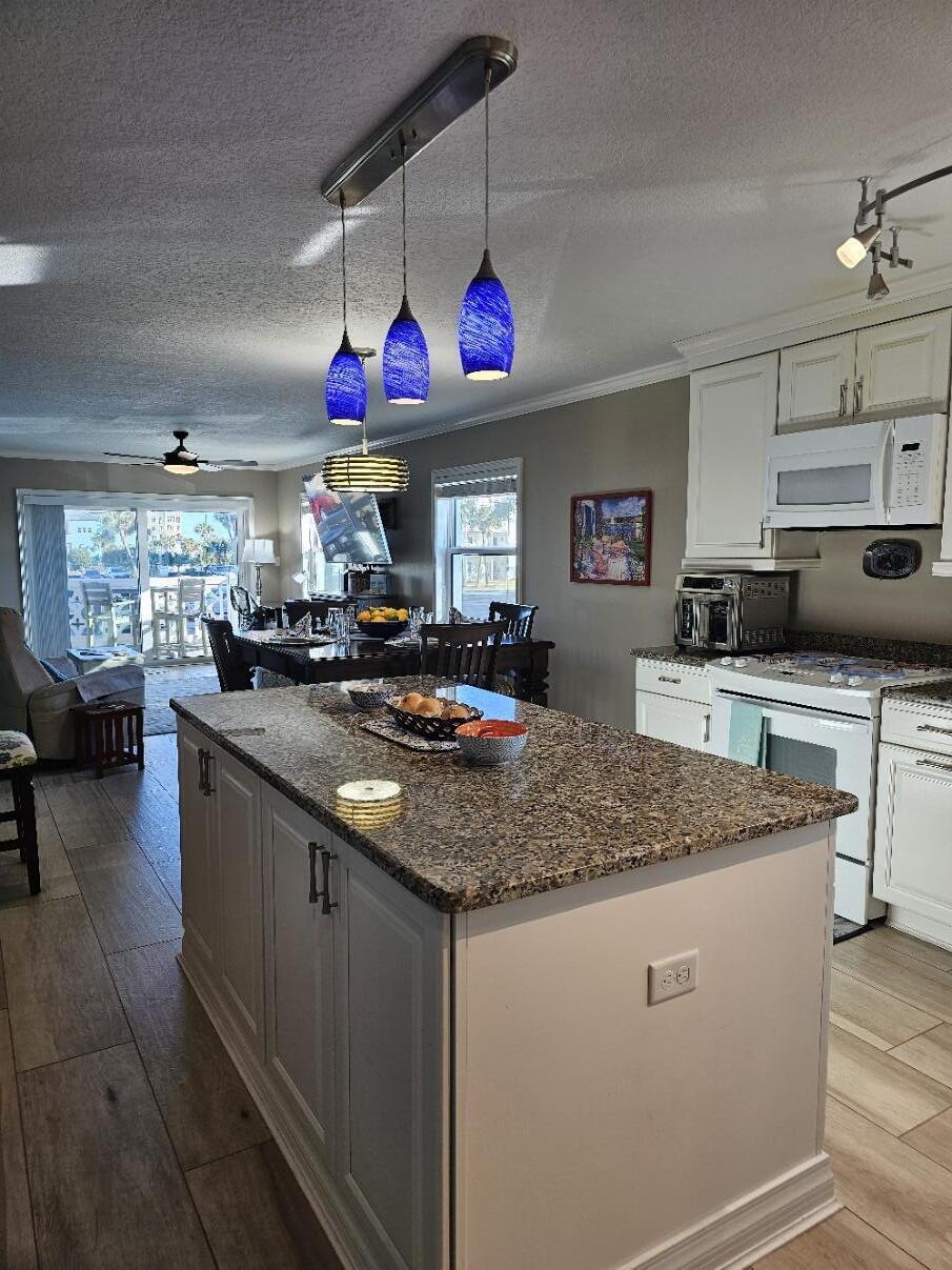 EL MATADOR CONDO - Residential