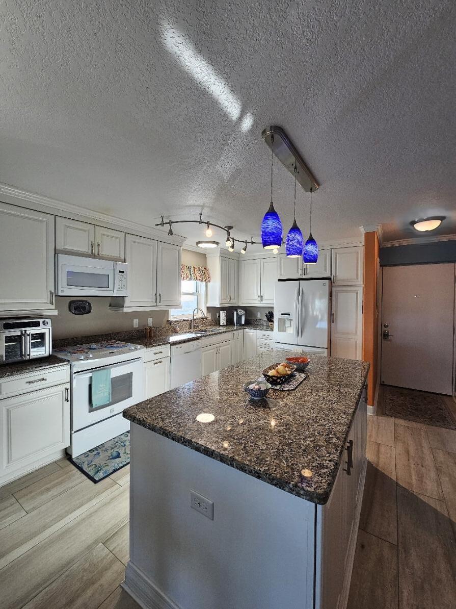 EL MATADOR CONDO - Residential