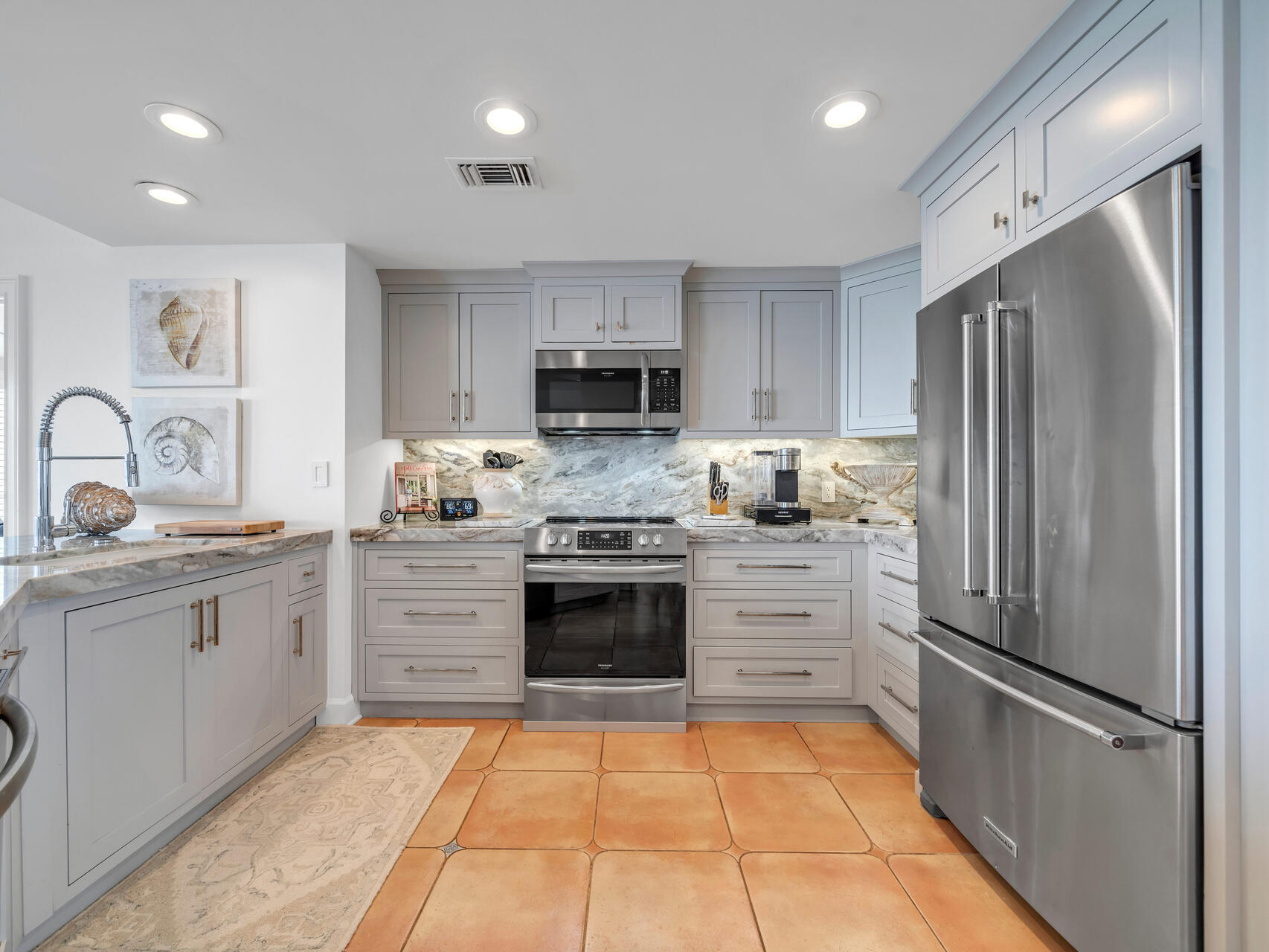 ULTIMATE CONDO THE - Residential