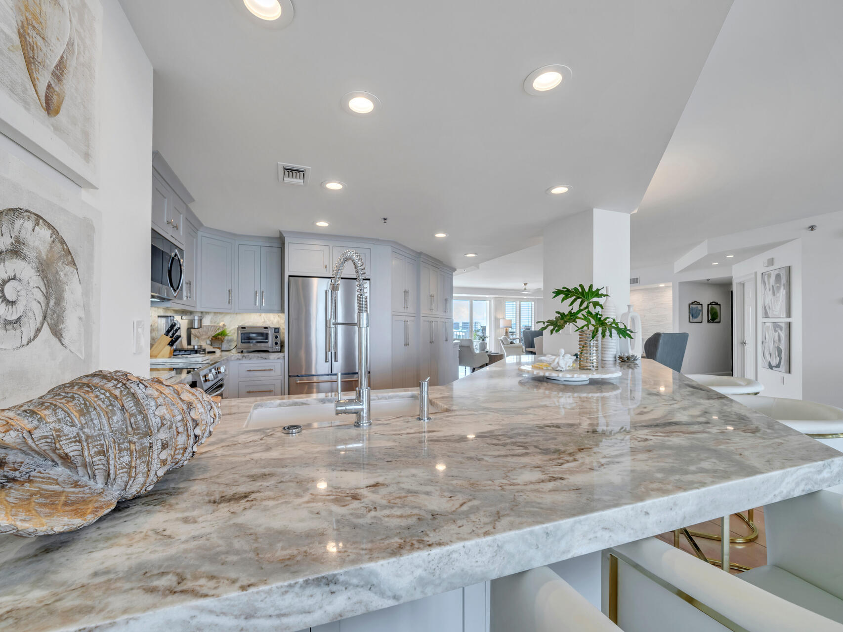 ULTIMATE CONDO THE - Residential