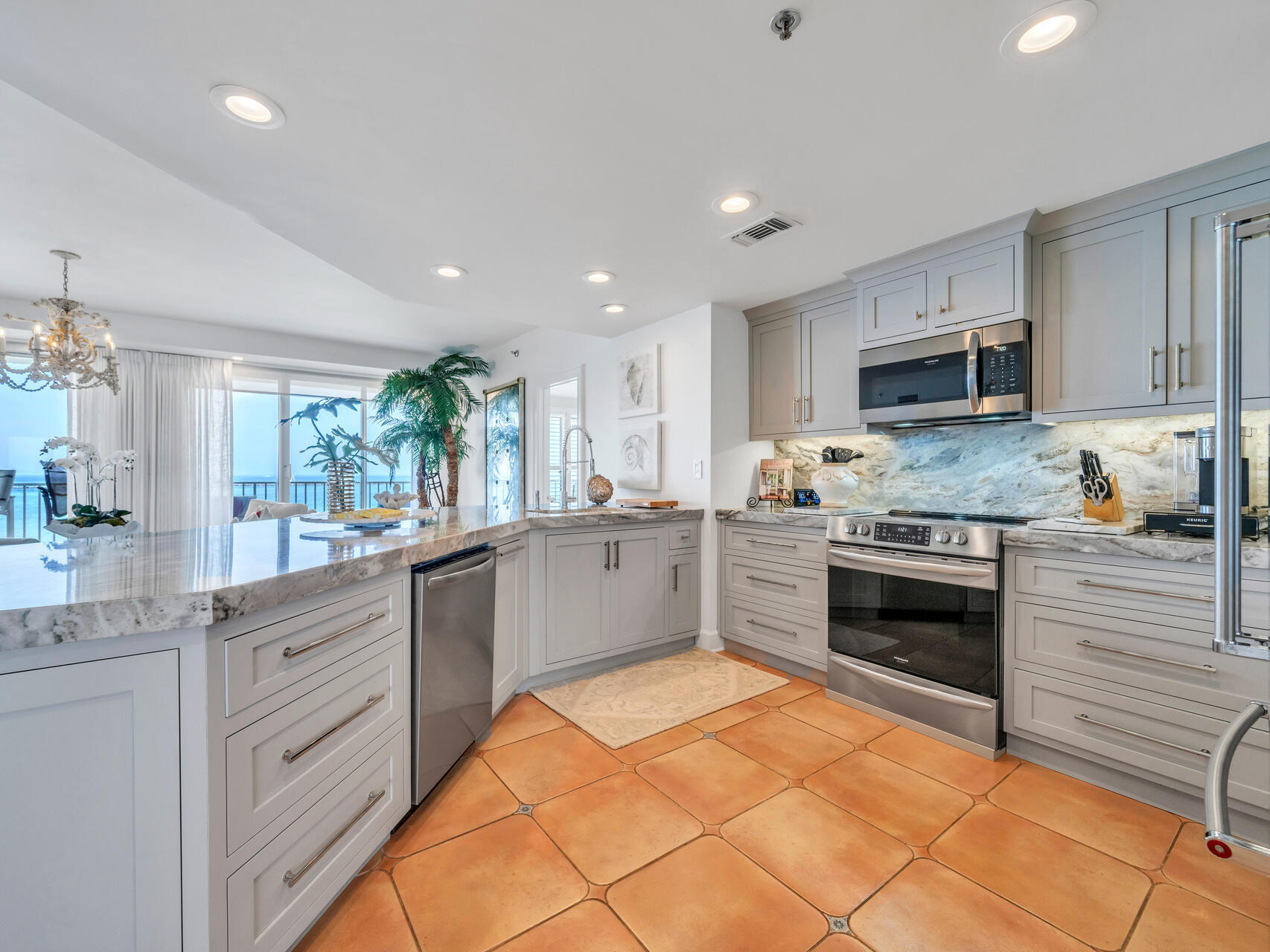 ULTIMATE CONDO THE - Residential