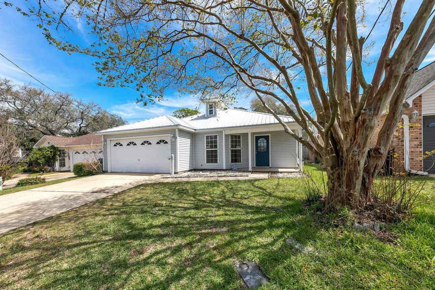 Fantastic home in cul-de-sac just 3 min from the boat launch.  Be on the water in less than 10 min! PLUS NEW CARPETING TO BE INSTALLED IN HALL & ALL BR'S. This Home's open floor plan w/freshly painted interior & large great rm makes an immediate impact. You'll love the bright, open kitchen w/NEW Quartz counters, large eating bar & 3 yr SS appl.  The bonus rm off the kitchen is ideal as a dining rm, office or den.  Offering a split floor plan, the large master w/walk-in closet & ensuite master bath w/NEW quartz vanity top is located away from the other bedrooms.  The 7 yr metal roof & 2 yr HVAC provide peace of mind.  The back deck allows you to enjoy the Fl lifestyle & the large fenced, backyard provides privacy & plenty of room for a pool.  Located in the heart of FWB,