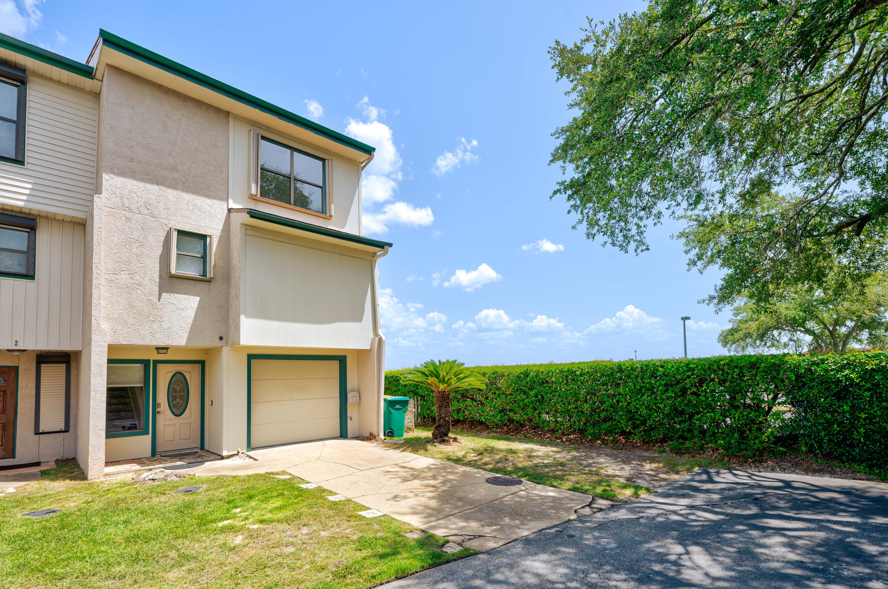 BAYOU PINES T/H - Residential