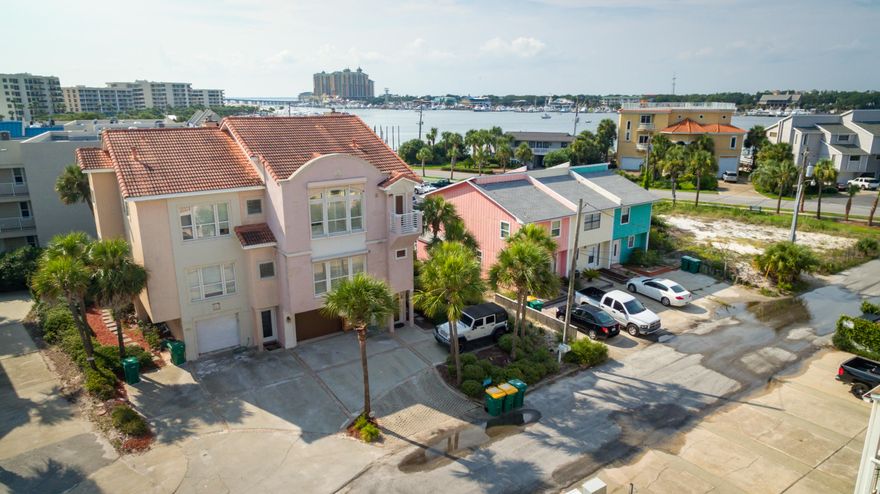 RENTAL MACHINE OVER 75K in 2018! Prime location on Holiday Isle between the distinguished Destin Harbor and Gulf of Mexico! This impressive 3 bedroom luxury townhome is less than a minute walk to the beach and has impressive rental history, updated furniture, and fresh paint. Spacious open floor plan with Gulf and Harbor views throughout. Each bedroom has an en suite bathroom and the third bedroom is located on the first floor and can be used as a lock-out. This unit boasts high ceilings, new flooring, and granite countertops. Schedule your showing today!