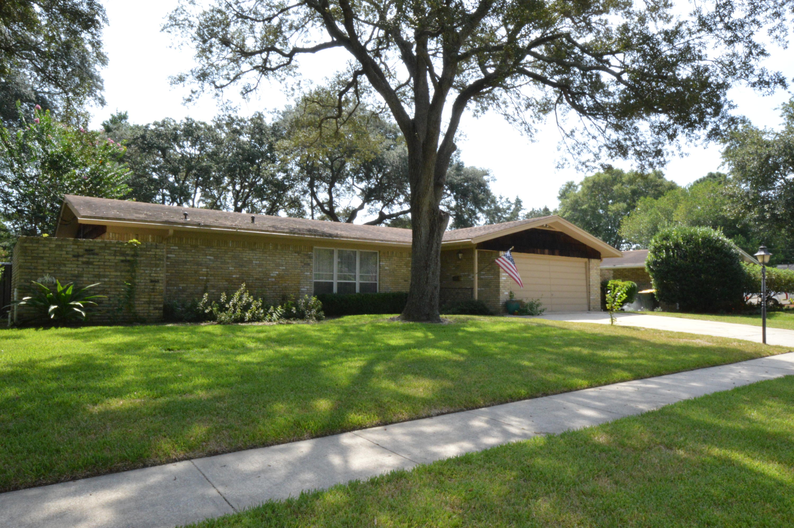 COUNTRY CLUB ESTATES 1ST ADDN - Residential