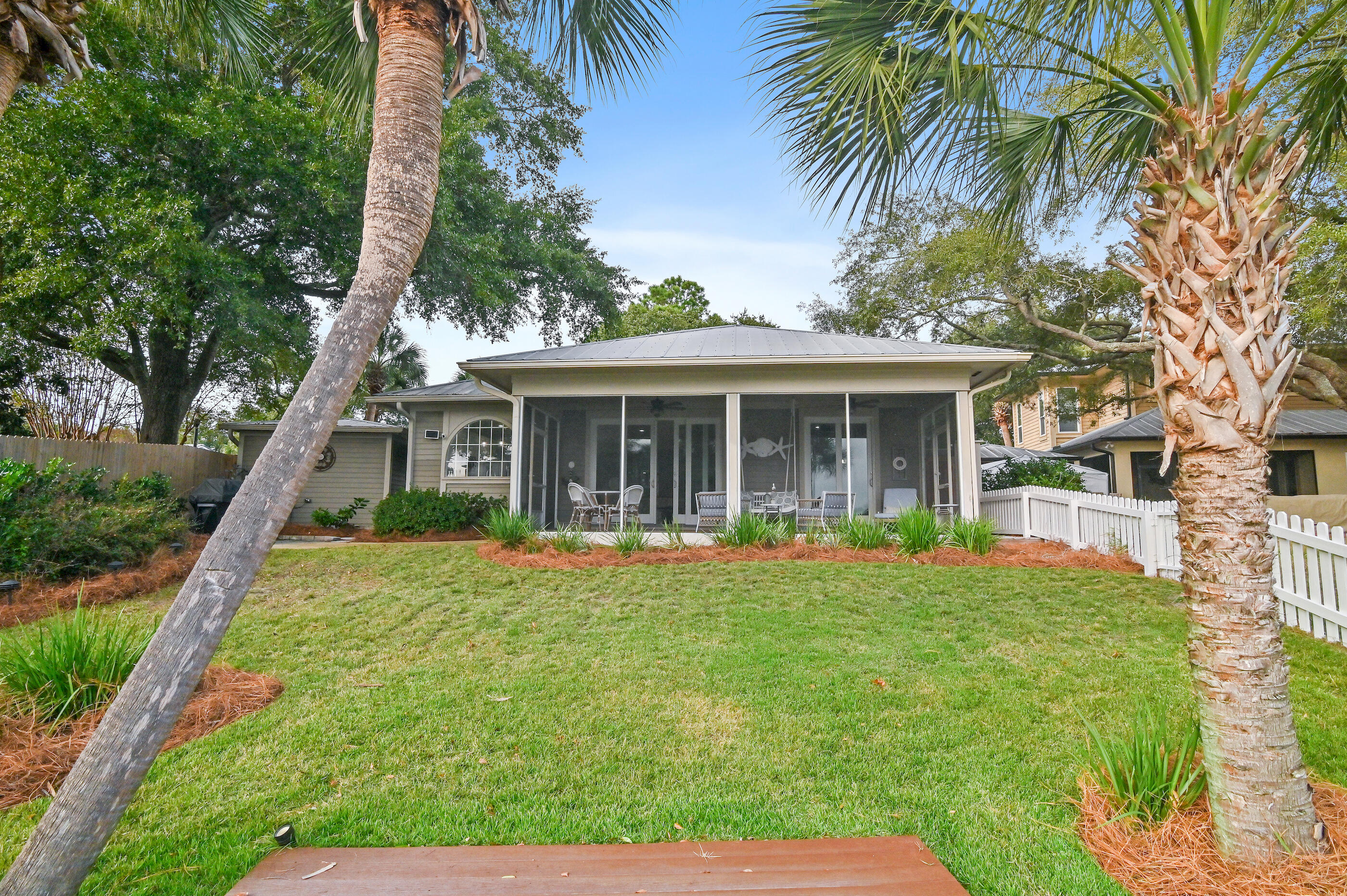 CRYSTAL LAKE - Residential