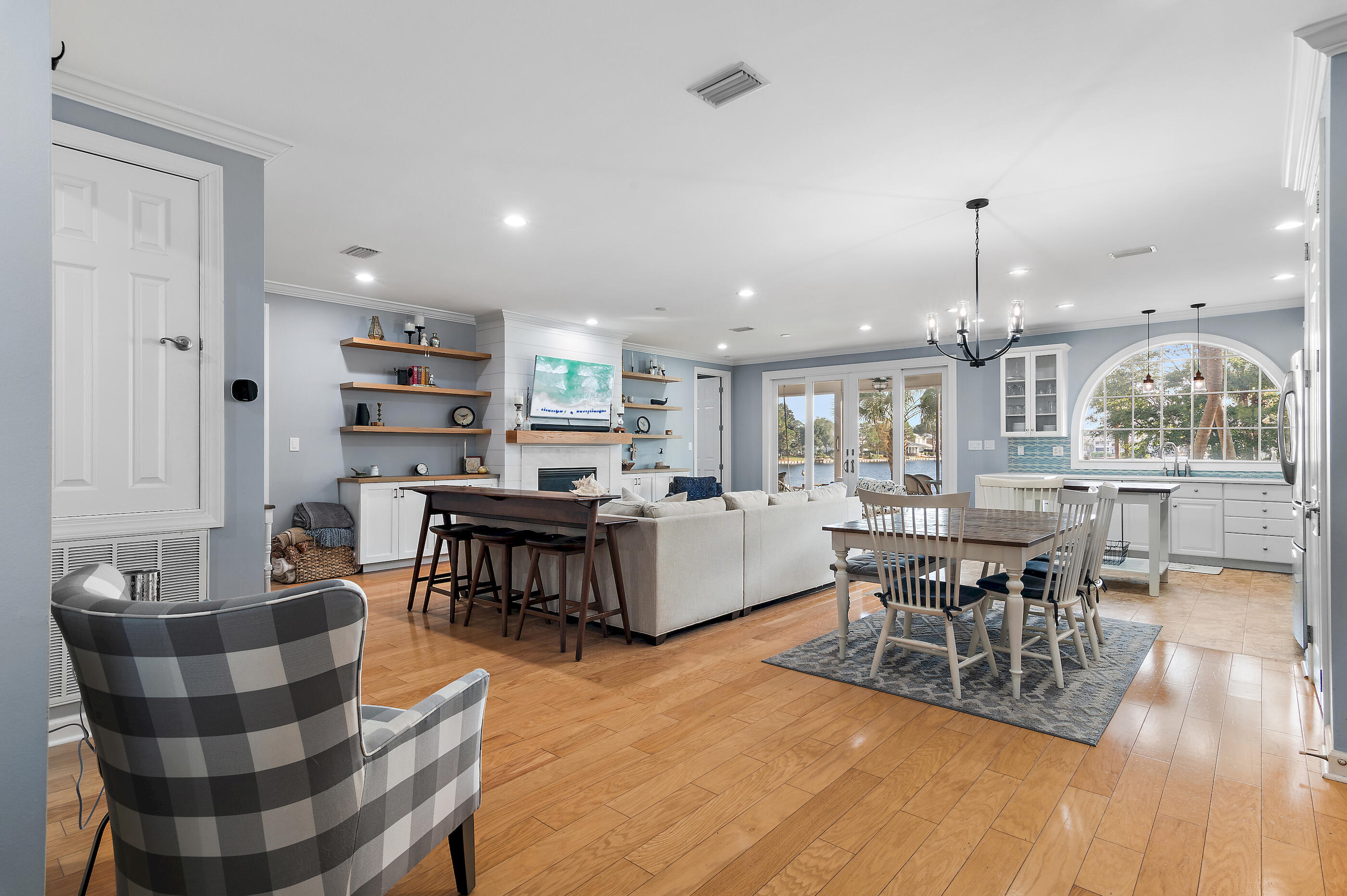 CRYSTAL LAKE - Residential