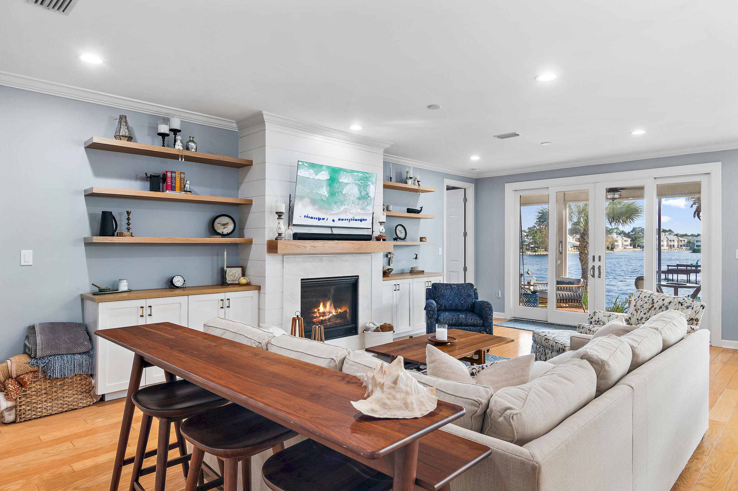 CRYSTAL LAKE - Residential