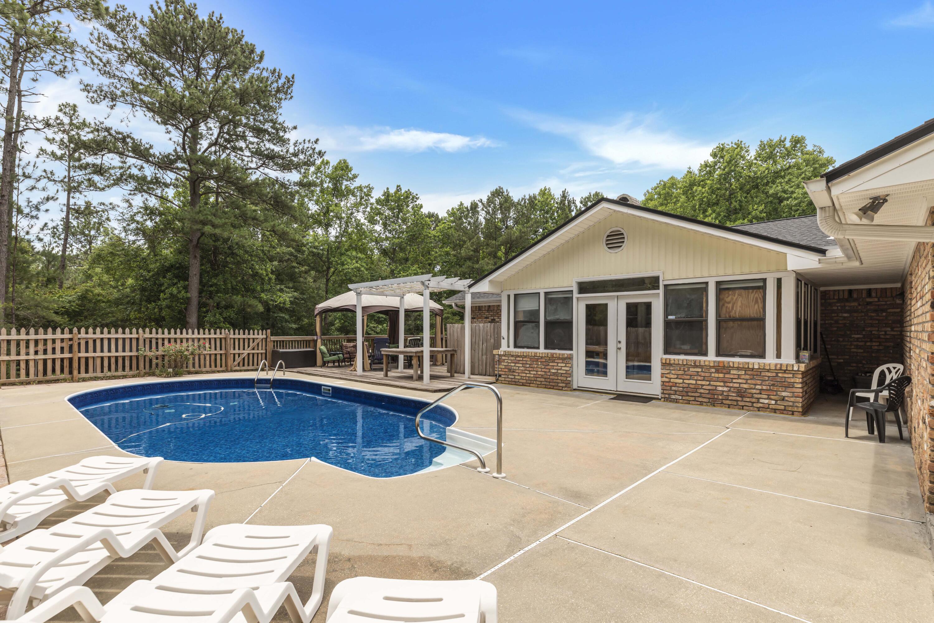 CRESTVIEW SUBURB - Residential