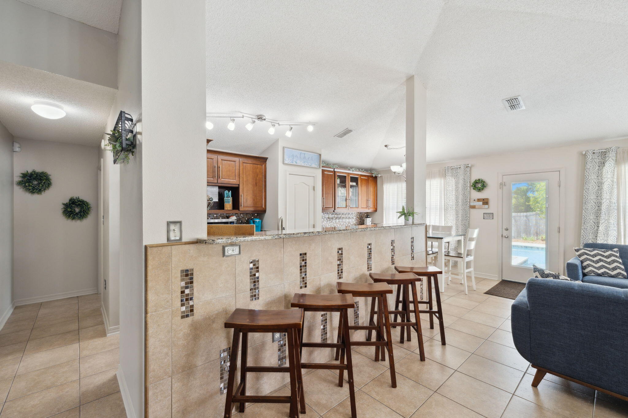 PARADISE RETREAT - Residential