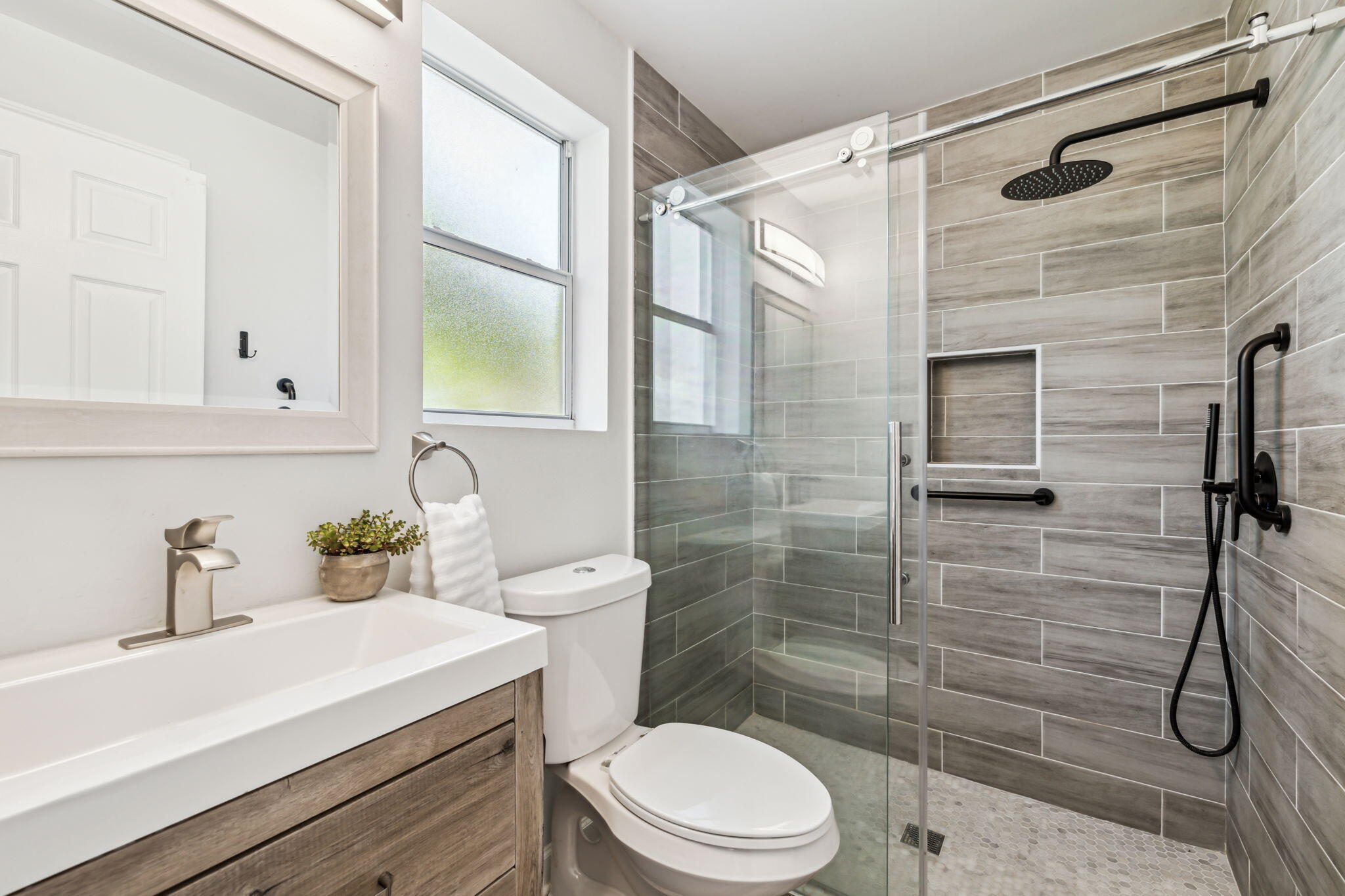 BAYVIEW MANOR 1ST ADDLOT 8 BLK A - Residential
