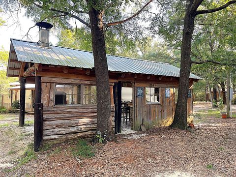 A home in DeFuniak Springs