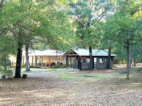 A home in DeFuniak Springs