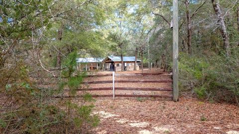 A home in DeFuniak Springs