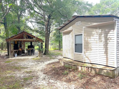 A home in DeFuniak Springs