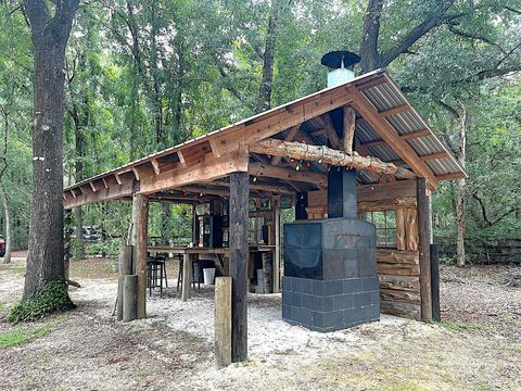 A home in DeFuniak Springs