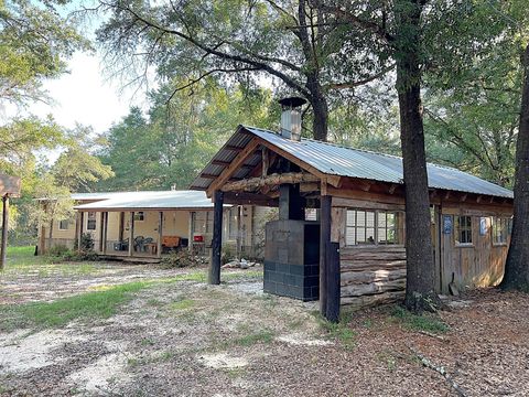 A home in DeFuniak Springs