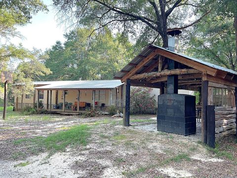 A home in DeFuniak Springs