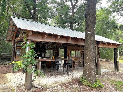 A home in DeFuniak Springs