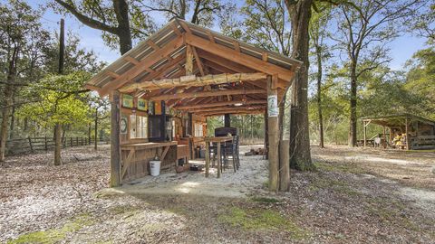 A home in DeFuniak Springs