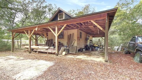 A home in DeFuniak Springs