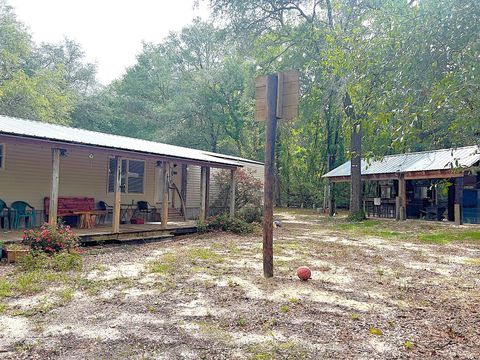 A home in DeFuniak Springs