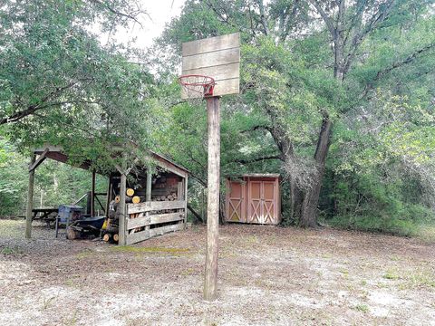 A home in DeFuniak Springs