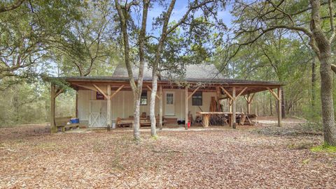 A home in DeFuniak Springs