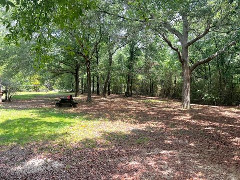 A home in DeFuniak Springs