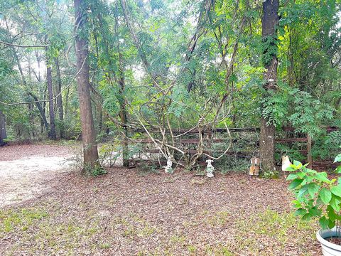 A home in DeFuniak Springs