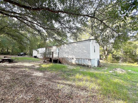 A home in DeFuniak Springs