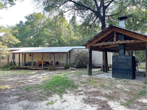 A home in DeFuniak Springs