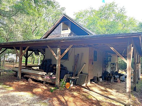 A home in DeFuniak Springs