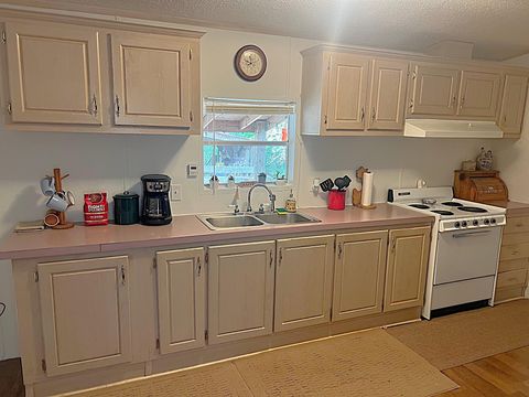 A home in DeFuniak Springs