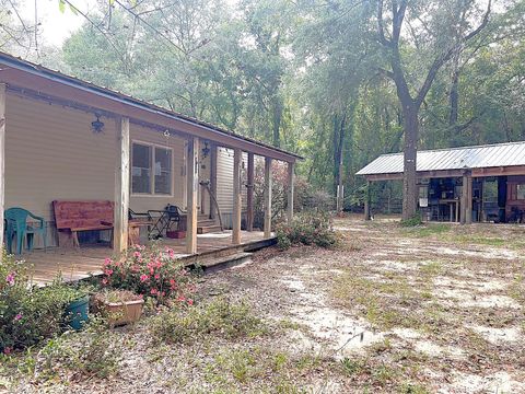 A home in DeFuniak Springs