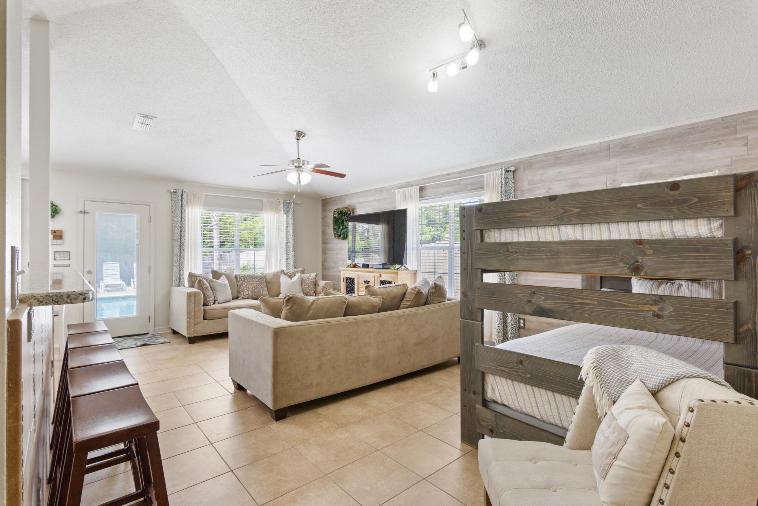 PARADISE RETREAT - Residential