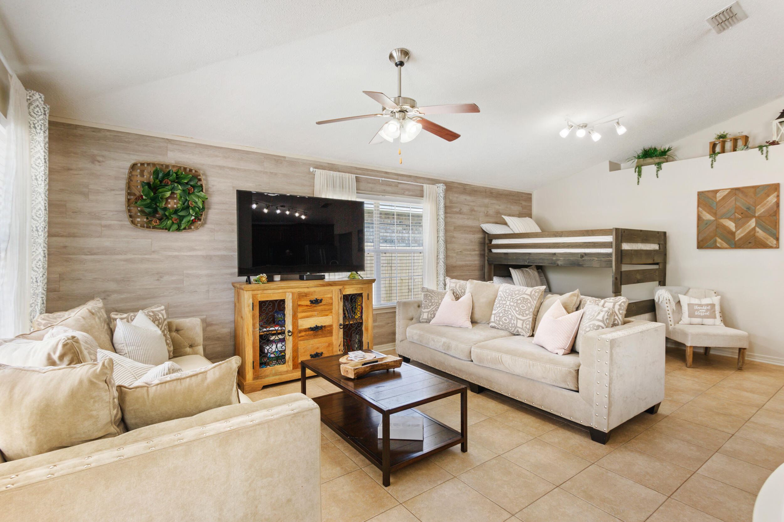 PARADISE RETREAT - Residential