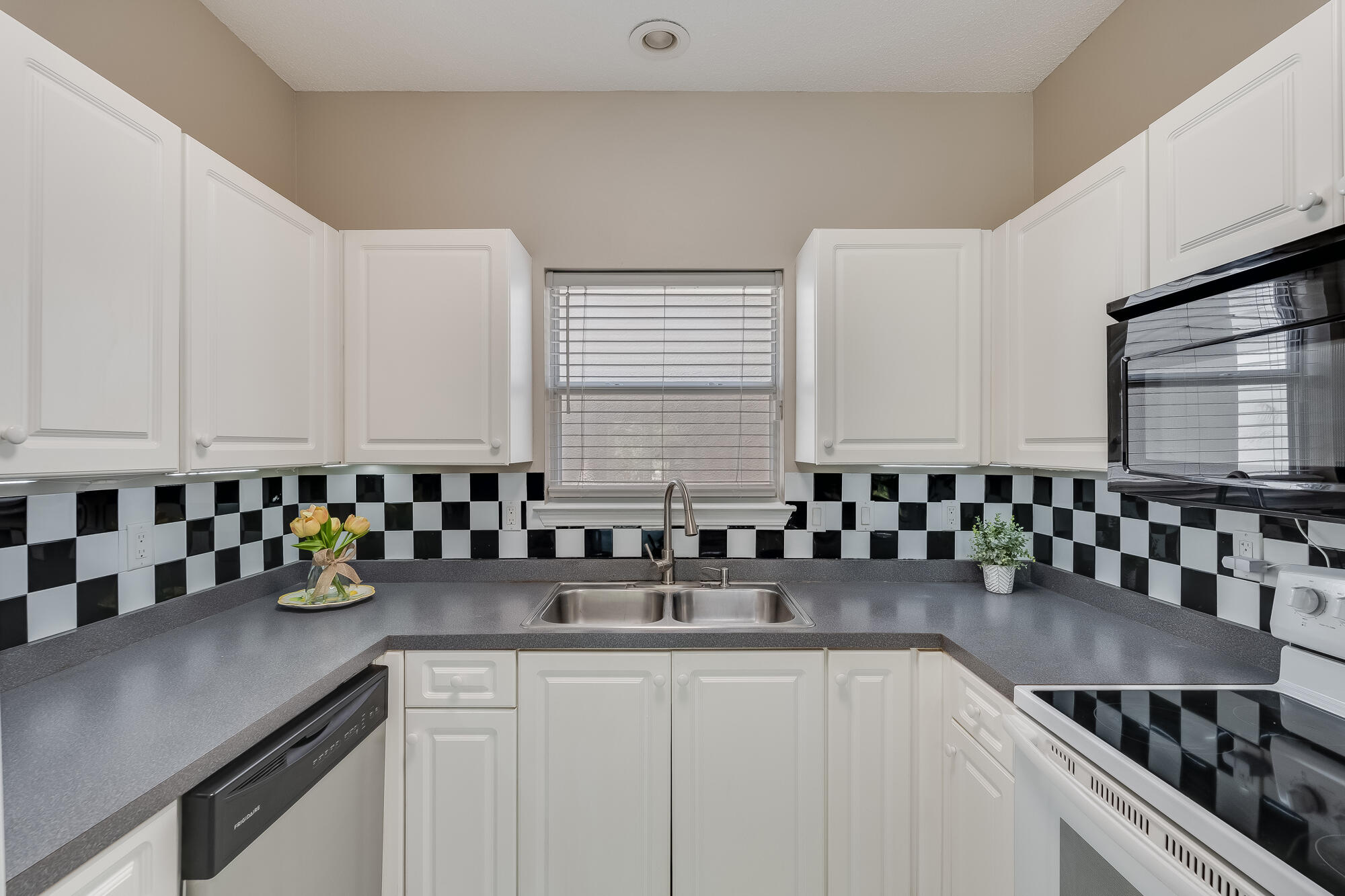 HIDDEN BAY VILLAGE - Residential