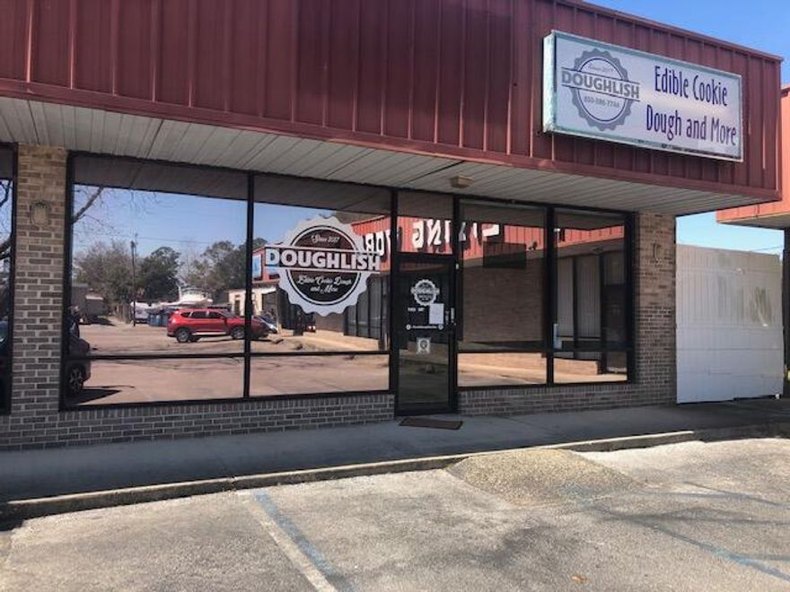 1,327 SF Retail space with open floor plan and frontage on Racetrack Rd.